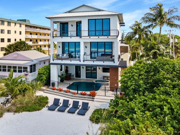 Luxury Four Bedroom Beachfront Vacation Home in Fort Myers