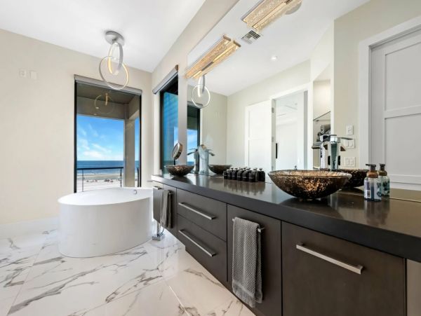 Luxury Four Bedroom Beachfront Vacation Home in Fort Myers