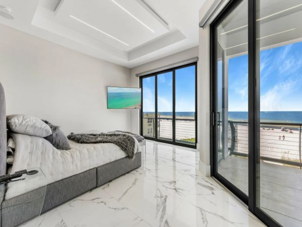 Luxury Four Bedroom Beachfront Vacation Home in Fort Myers