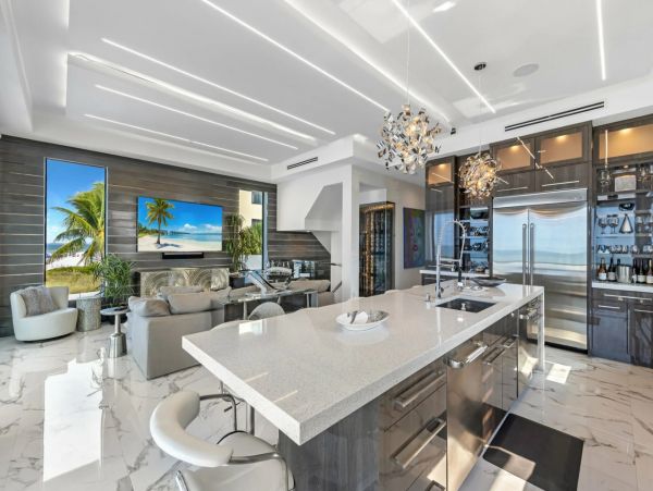 Luxury Four Bedroom Beachfront Vacation Home in Fort Myers