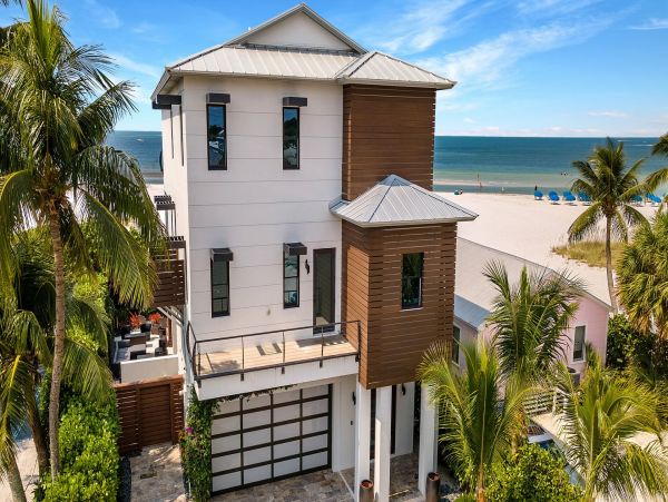 Luxury Four Bedroom Beachfront Vacation Home in Fort Myers