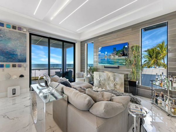 Luxury Four Bedroom Beachfront Vacation Home in Fort Myers