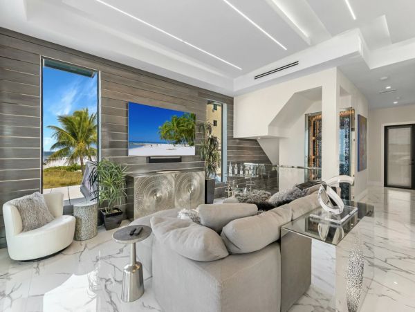Luxury Four Bedroom Beachfront Vacation Home in Fort Myers