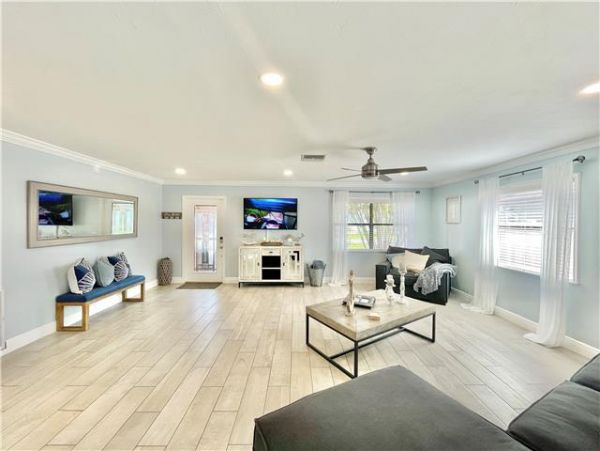 Family Friendly Naples Home Minutes Away from the Beach