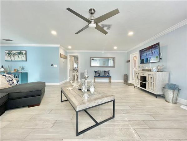 Family Friendly Naples Home Minutes Away from the Beach