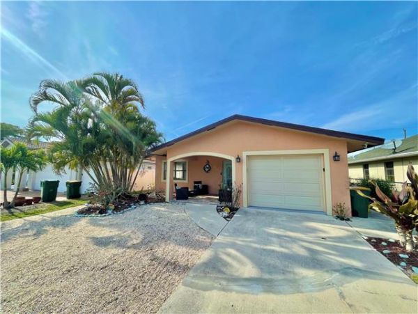 Family Friendly Naples Home Minutes Away from the Beach