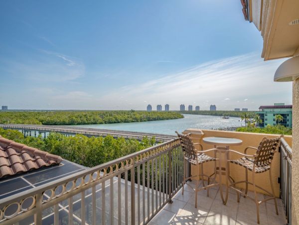 Bonita Springs Luxury Vacation Pool Villa Sleeps Eight