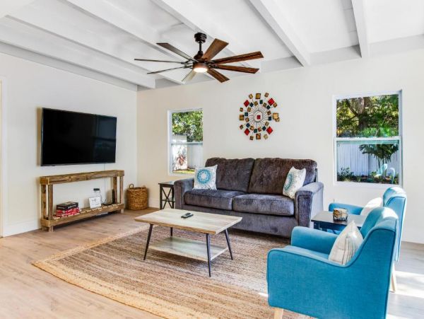 Dog-Friendly Sarasota 3 Bedroom Home Sleeps 7