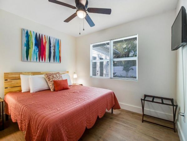 Dog-Friendly Sarasota 3 Bedroom Home Sleeps 7