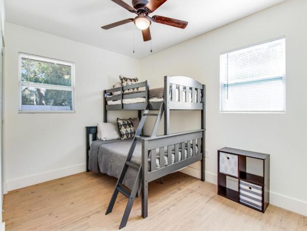 Dog-Friendly Sarasota 3 Bedroom Home Sleeps 7