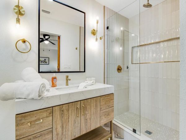 Dog-Friendly Sarasota 3 Bedroom Home Sleeps 7