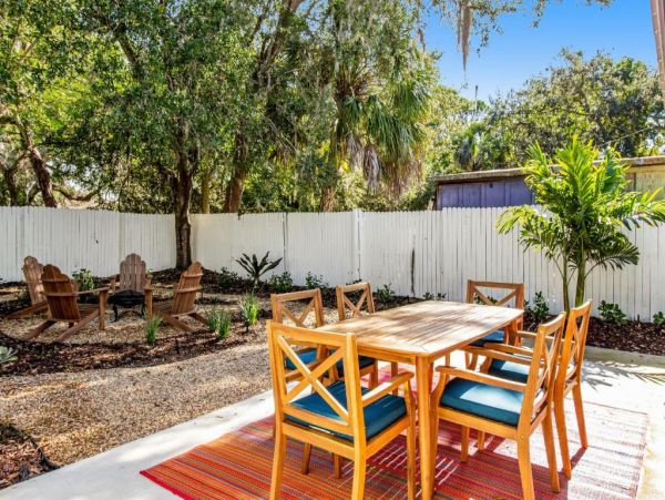 Dog-Friendly Sarasota 3 Bedroom Home Sleeps 7