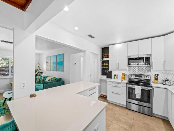 Sarasota 3 Bedroom Home with Yard & Dog-Friendly
