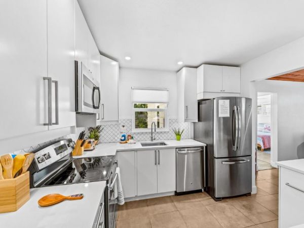 Sarasota 3 Bedroom Home with Yard & Dog-Friendly