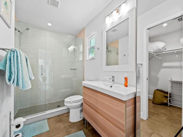 Sarasota 3 Bedroom Home with Yard & Dog-Friendly