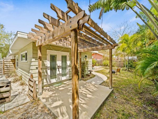 Sarasota 3 Bedroom Home with Yard & Dog-Friendly