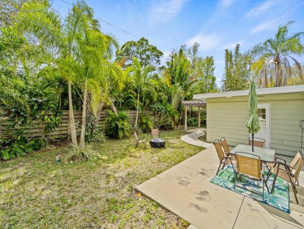 Sarasota 3 Bedroom Home with Yard & Dog-Friendly