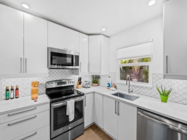 Sarasota 3 Bedroom Home with Yard & Dog-Friendly