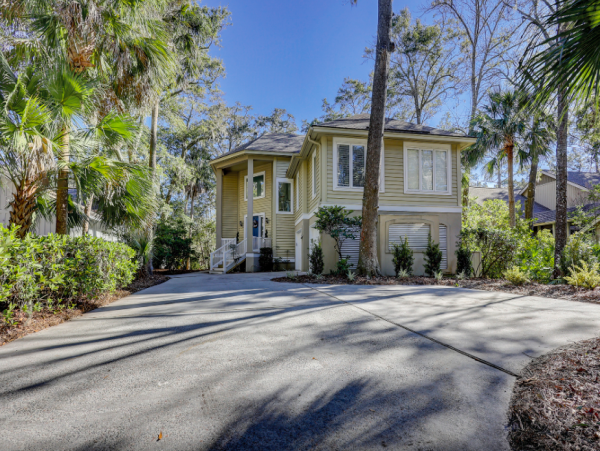 Charming 4-Bedroom Retreat with a Pool in Hilton Head
