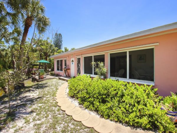 Sanibel Vacation Cottage Two Bedrooms Walk To Beach