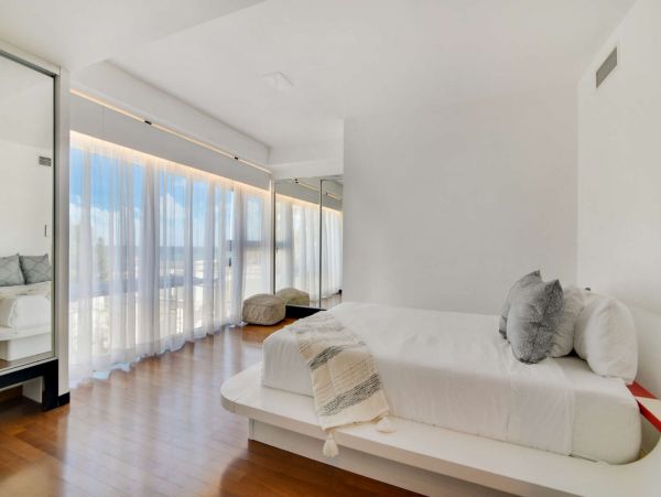 Oceanfront Five Bedroom Luxury Vacation Home in Golden Beach