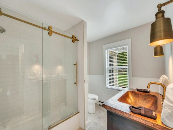 Hamptons Luxury 6 Bedroom Home with Private Pool Sleeps 15