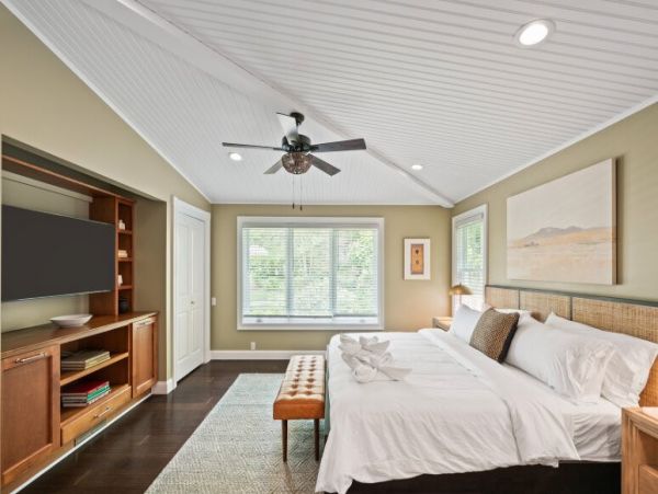 Hamptons Luxury 6 Bedroom Home with Private Pool Sleeps 15