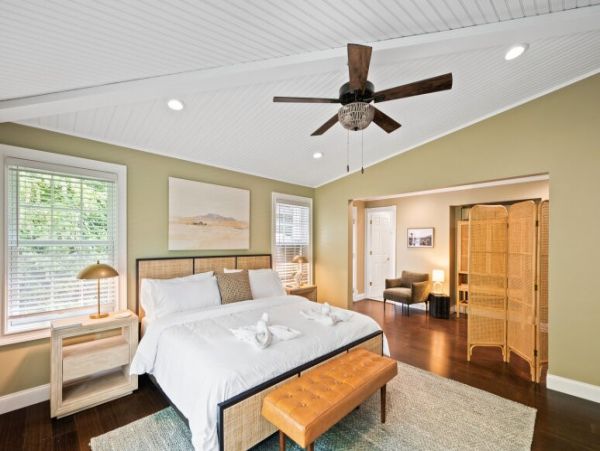 Hamptons Luxury 6 Bedroom Home with Private Pool Sleeps 15