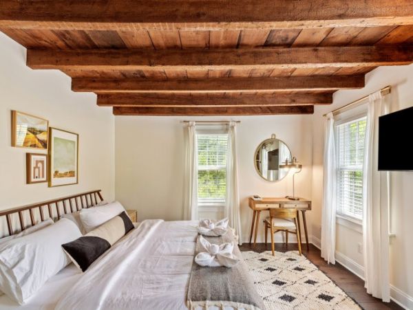 Hamptons Luxury 6 Bedroom Home with Private Pool Sleeps 15