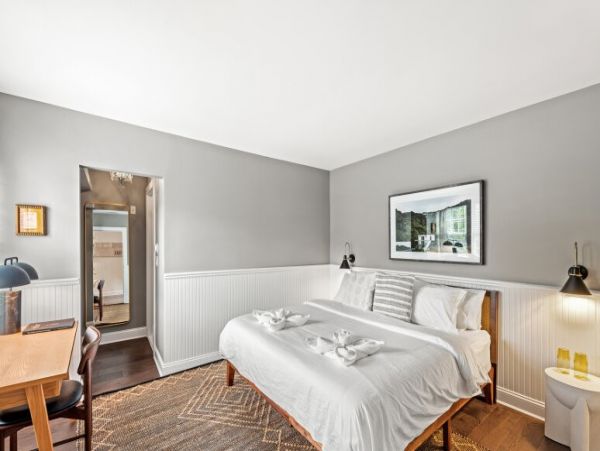 Hamptons Luxury 6 Bedroom Home with Private Pool Sleeps 15