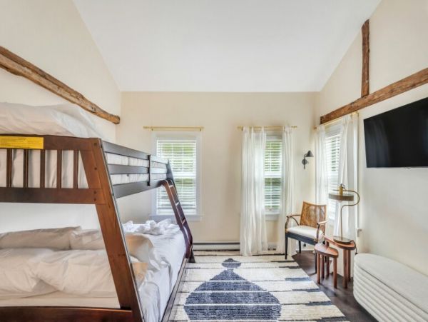 Hamptons Luxury 6 Bedroom Home with Private Pool Sleeps 15