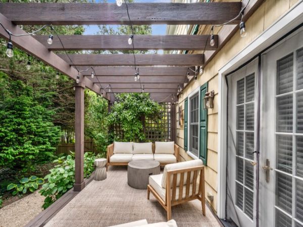 Hamptons Luxury 6 Bedroom Home with Private Pool Sleeps 15