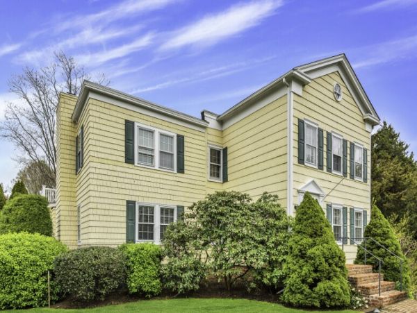 Hamptons Luxury 6 Bedroom Home with Private Pool Sleeps 15