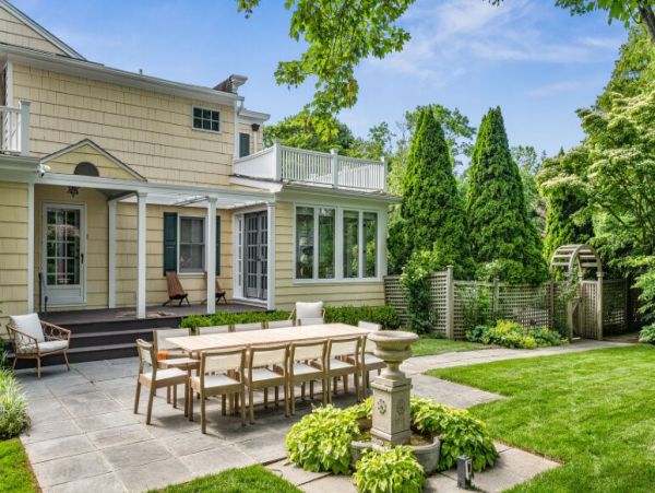 Hamptons Luxury 6 Bedroom Home with Private Pool Sleeps 15