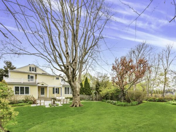 Hamptons Luxury 6 Bedroom Home with Private Pool Sleeps 15