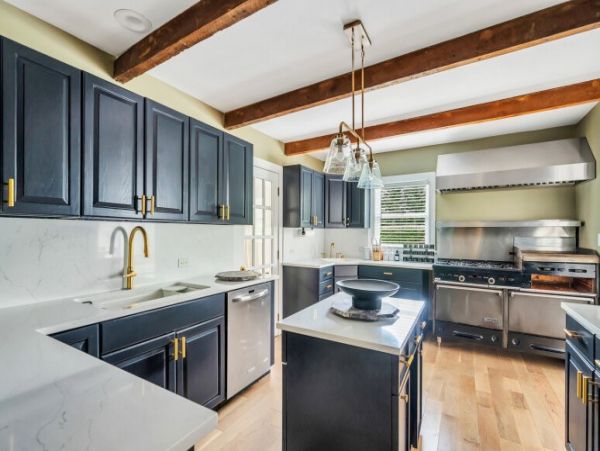 Hamptons Luxury 6 Bedroom Home with Private Pool Sleeps 15