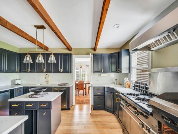 Hamptons Luxury 6 Bedroom Home with Private Pool Sleeps 15
