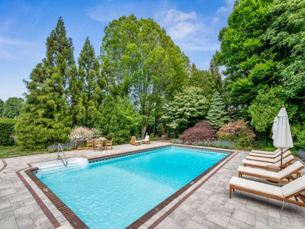 Hamptons Luxury 6 Bedroom Home with Private Pool Sleeps 15