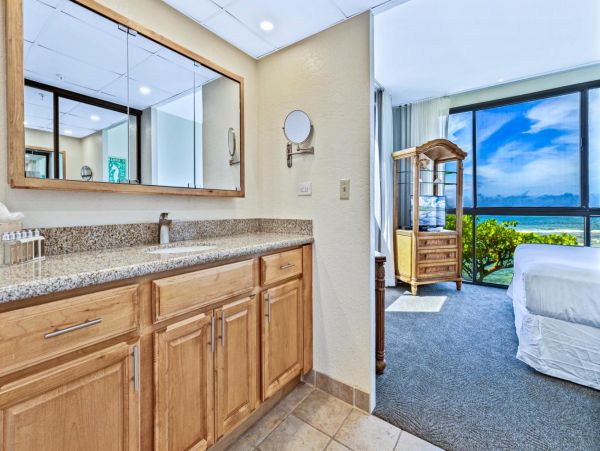 Charming Kaanapali 2 Bedroom Condo with Ocean View Sleeps 6