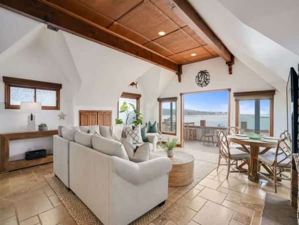 San Diego Beachfront Vacation Townhouse Sleeps 10 Guests