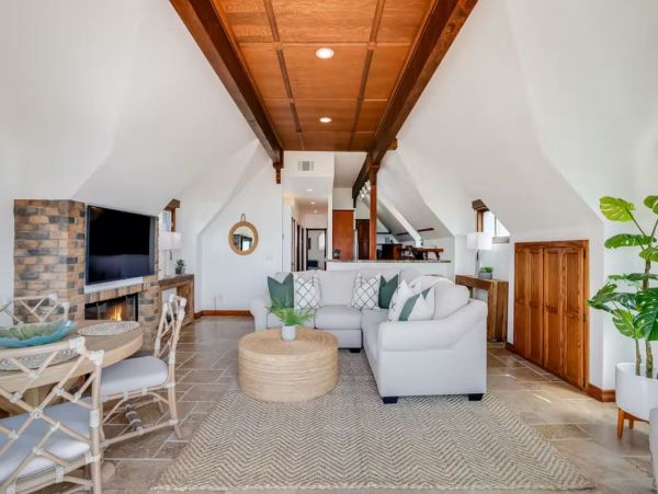 San Diego Beachfront Vacation Townhouse Sleeps 10 Guests
