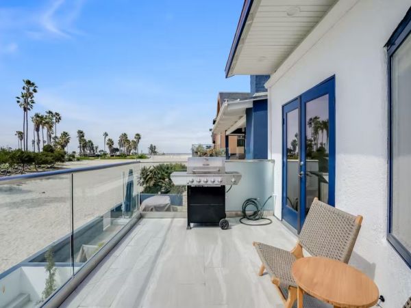 San Diego Beachfront Vacation Townhouse Sleeps 10 Guests