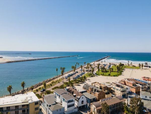San Diego Beachfront Vacation Townhouse Sleeps 10 Guests
