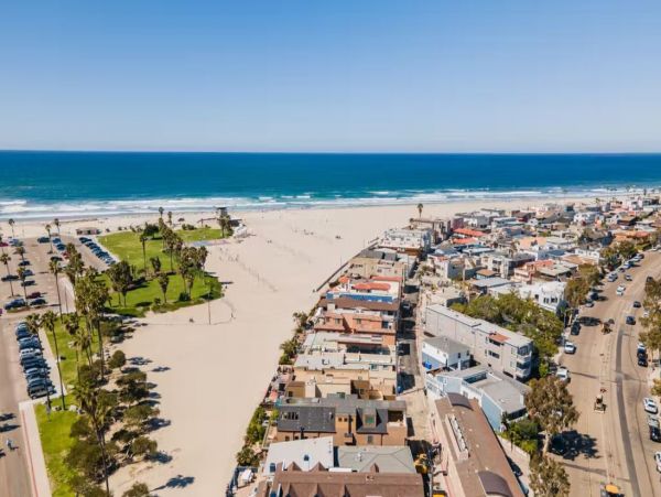 San Diego Beachfront Vacation Townhouse Sleeps 10 Guests