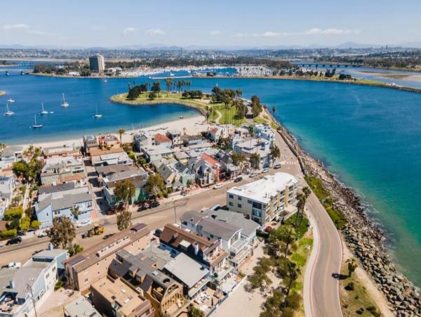 San Diego Beachfront Vacation Townhouse Sleeps 10 Guests