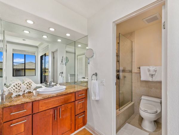 Charming One Bedroom Condo with Ocean Views Sleeps 4