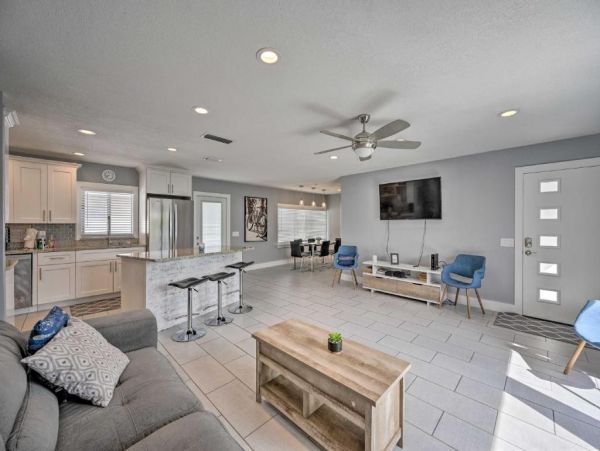 Naples 3 Bedroom Home with Patio & Private Pool Sleeps 8