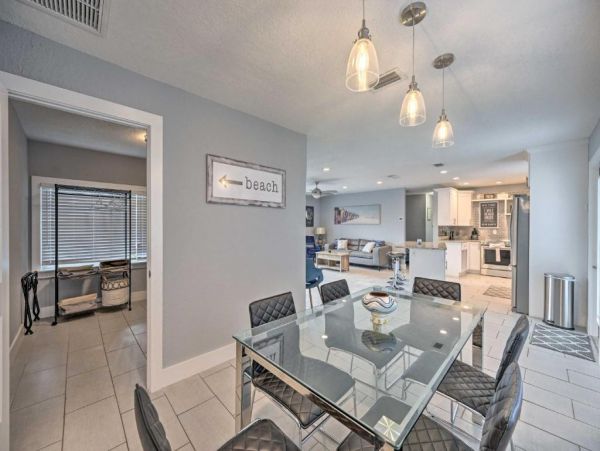 Naples 3 Bedroom Home with Patio & Private Pool Sleeps 8