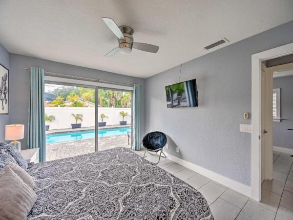 Naples 3 Bedroom Home with Patio & Private Pool Sleeps 8