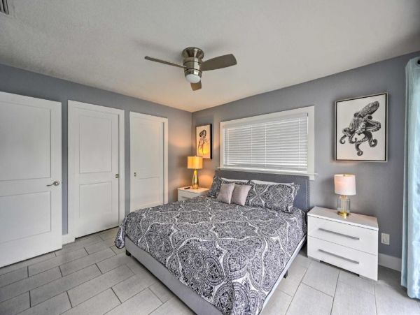 Naples 3 Bedroom Home with Patio & Private Pool Sleeps 8